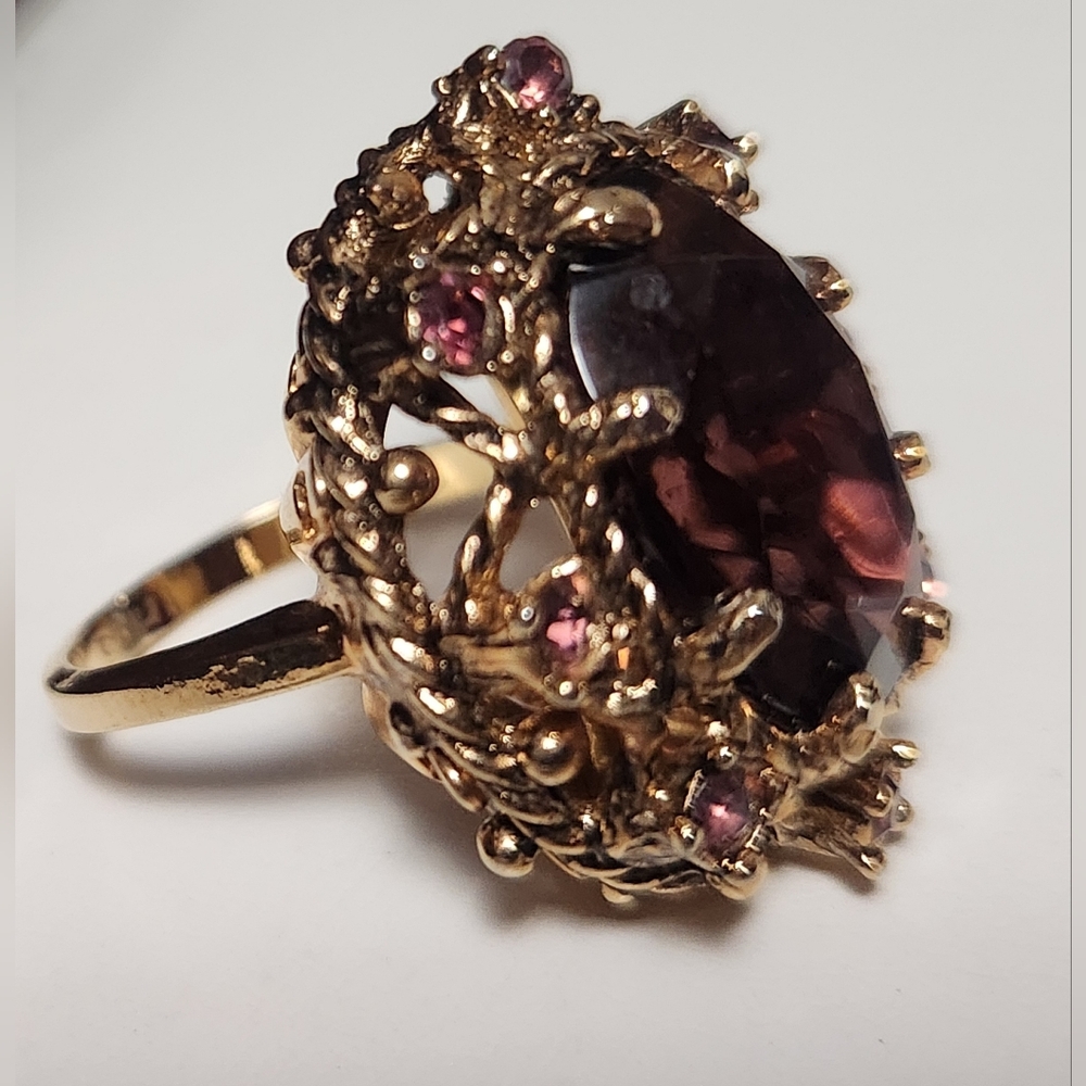 RING, LARGE STUNNING ELEGANT IN GOLD, MAROON WITH PINK COLOR STONES